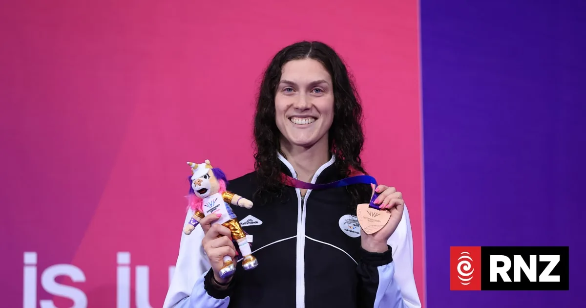 Erika Fairweather bags another medal with silver in women’s 1500m freestyle at Commonwealth Games - Stuff