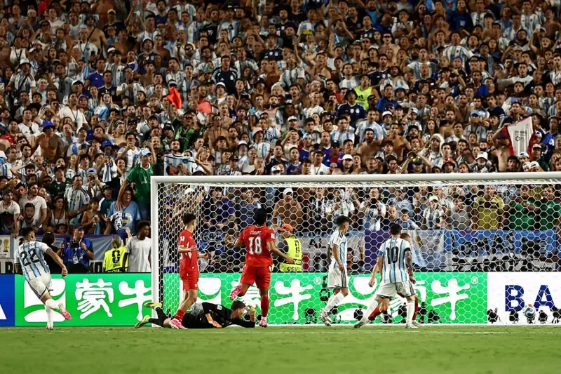 Lautaro Martinez scores